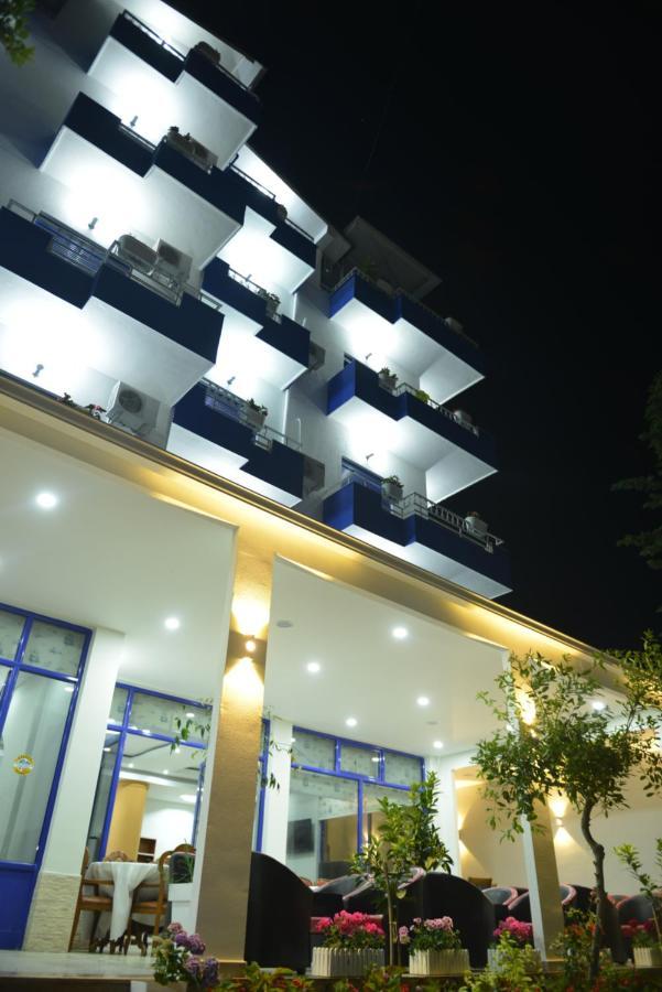 Blue Balcony Hotel Golem  Luaran gambar