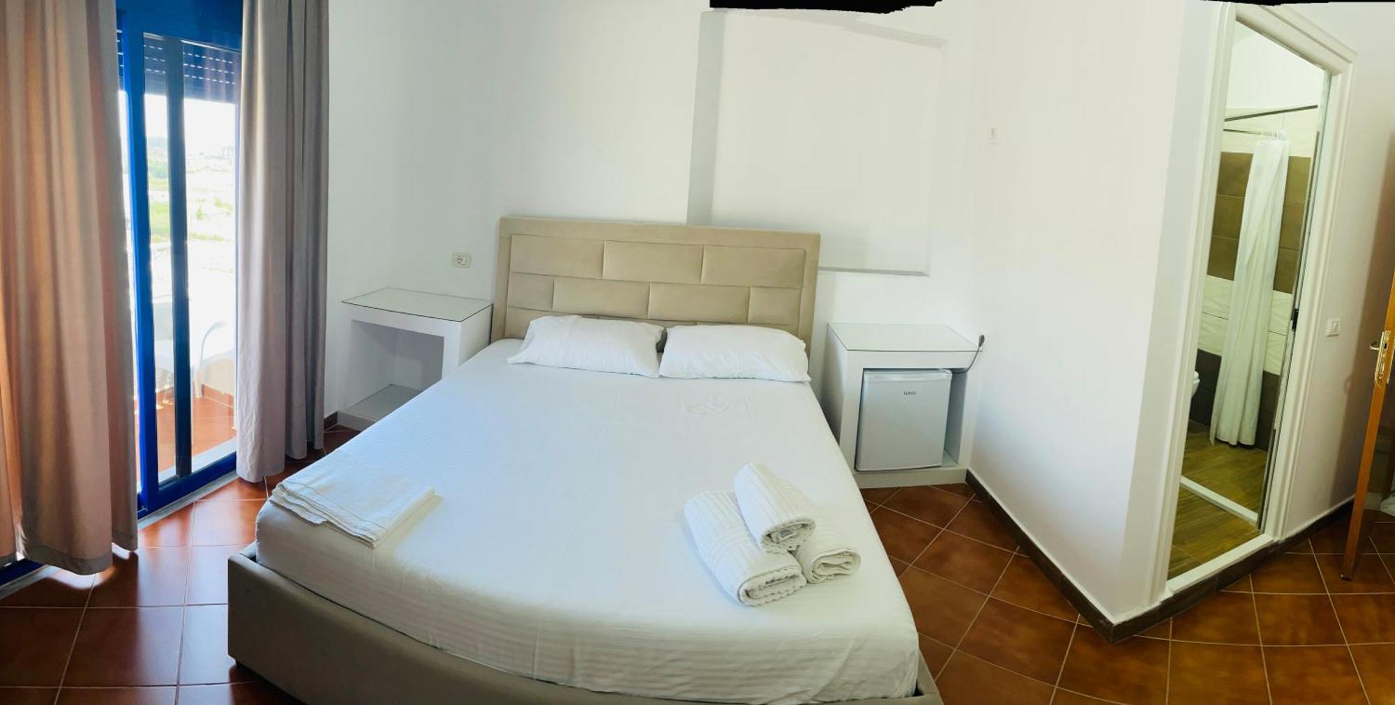 Blue Balcony Hotel Golem  Luaran gambar