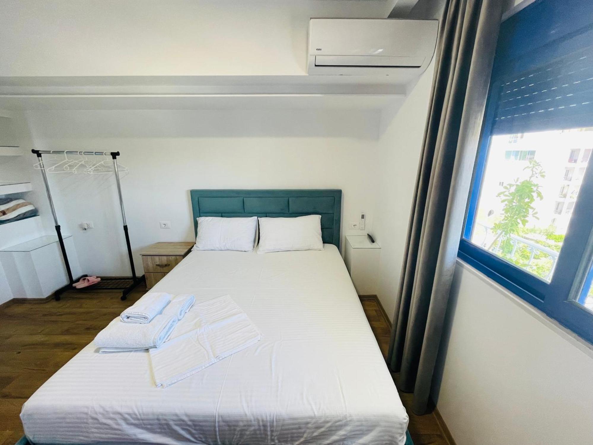 Blue Balcony Hotel Golem  Luaran gambar