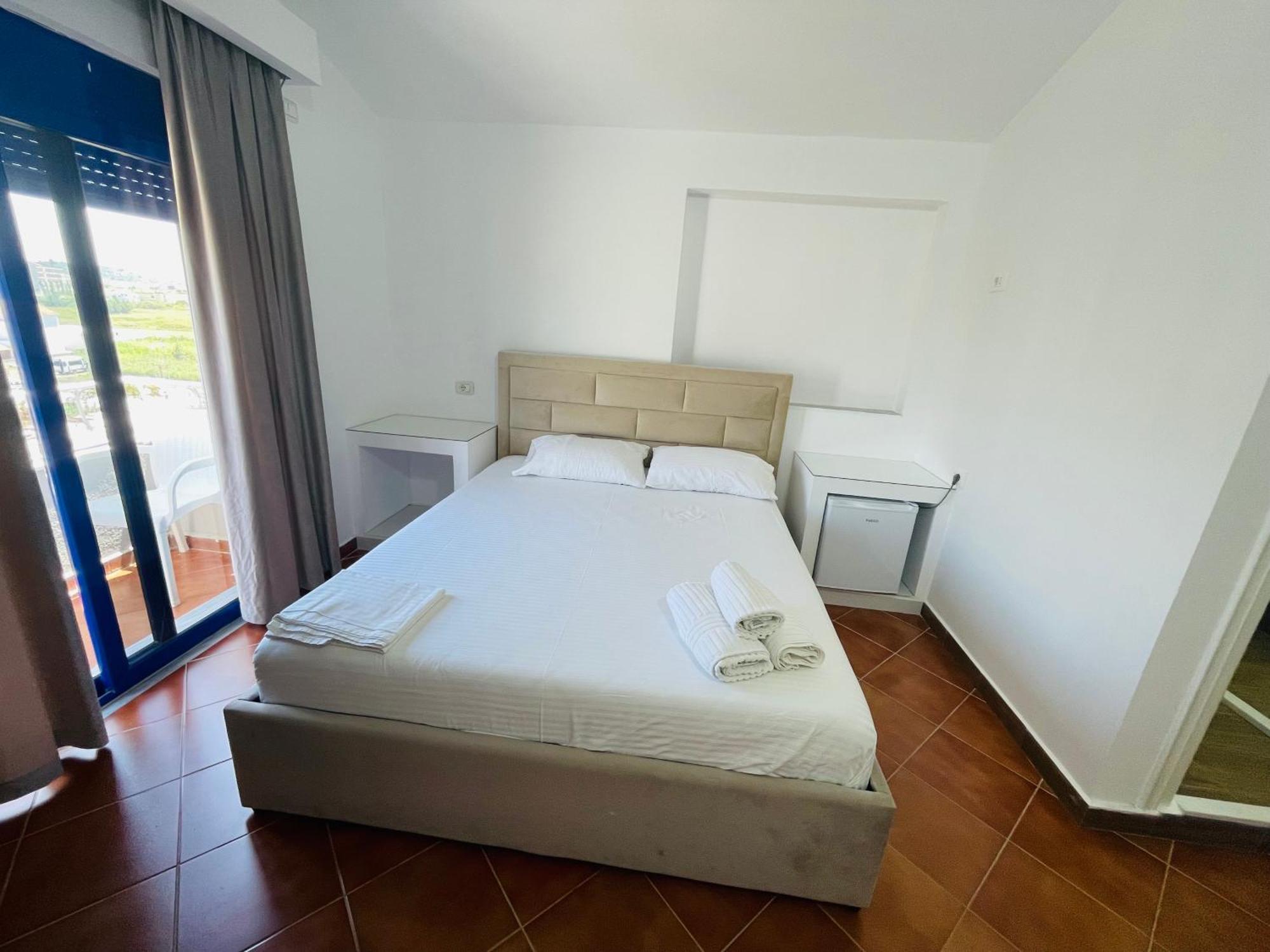 Blue Balcony Hotel Golem  Luaran gambar