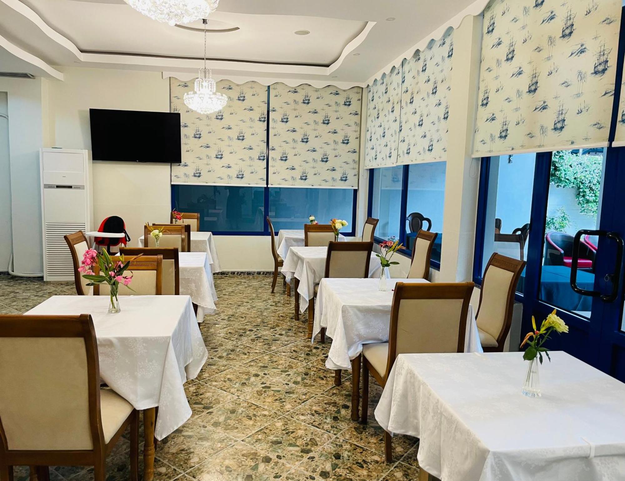 Blue Balcony Hotel Golem  Luaran gambar