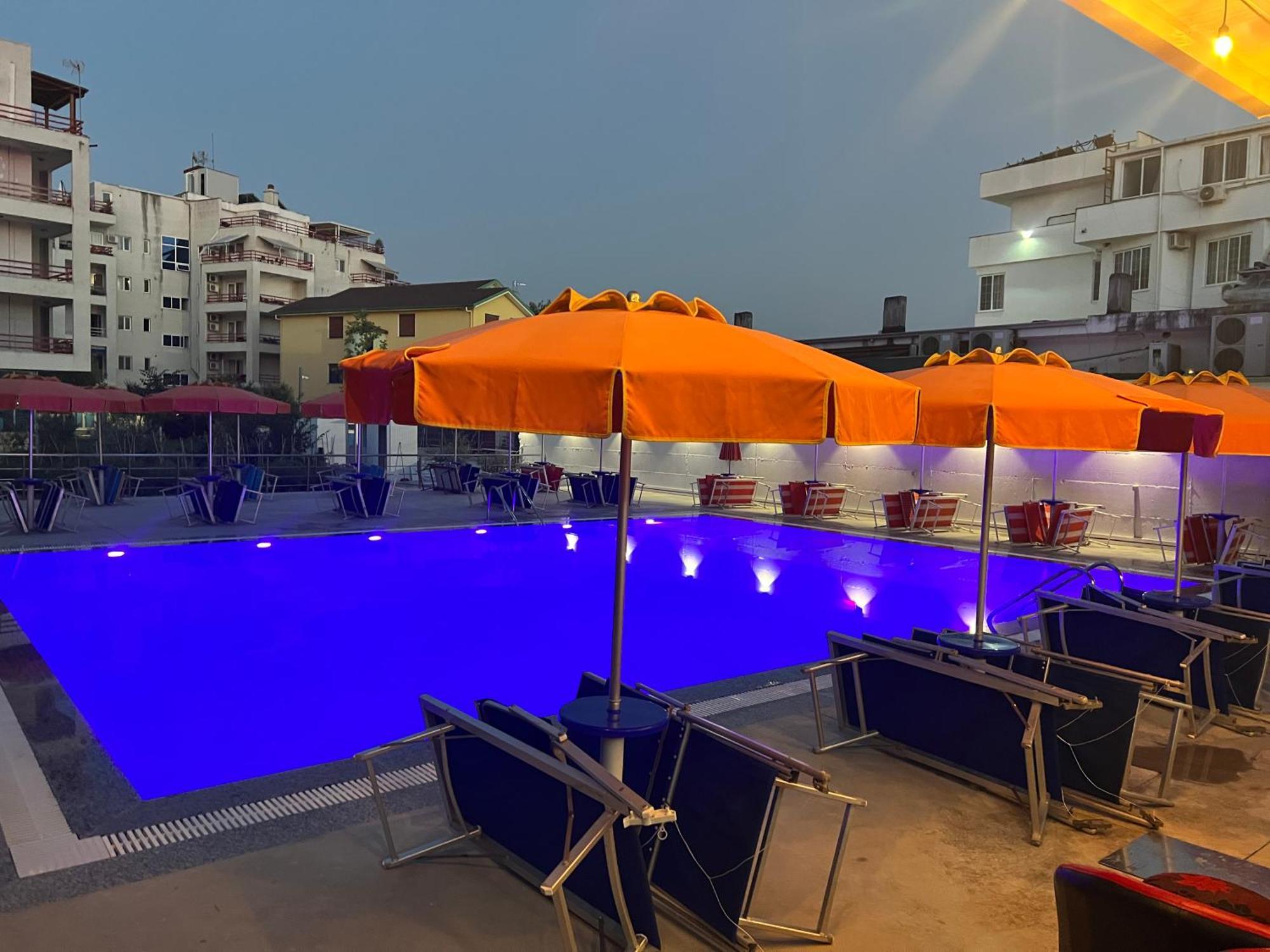 Blue Balcony Hotel Golem  Luaran gambar