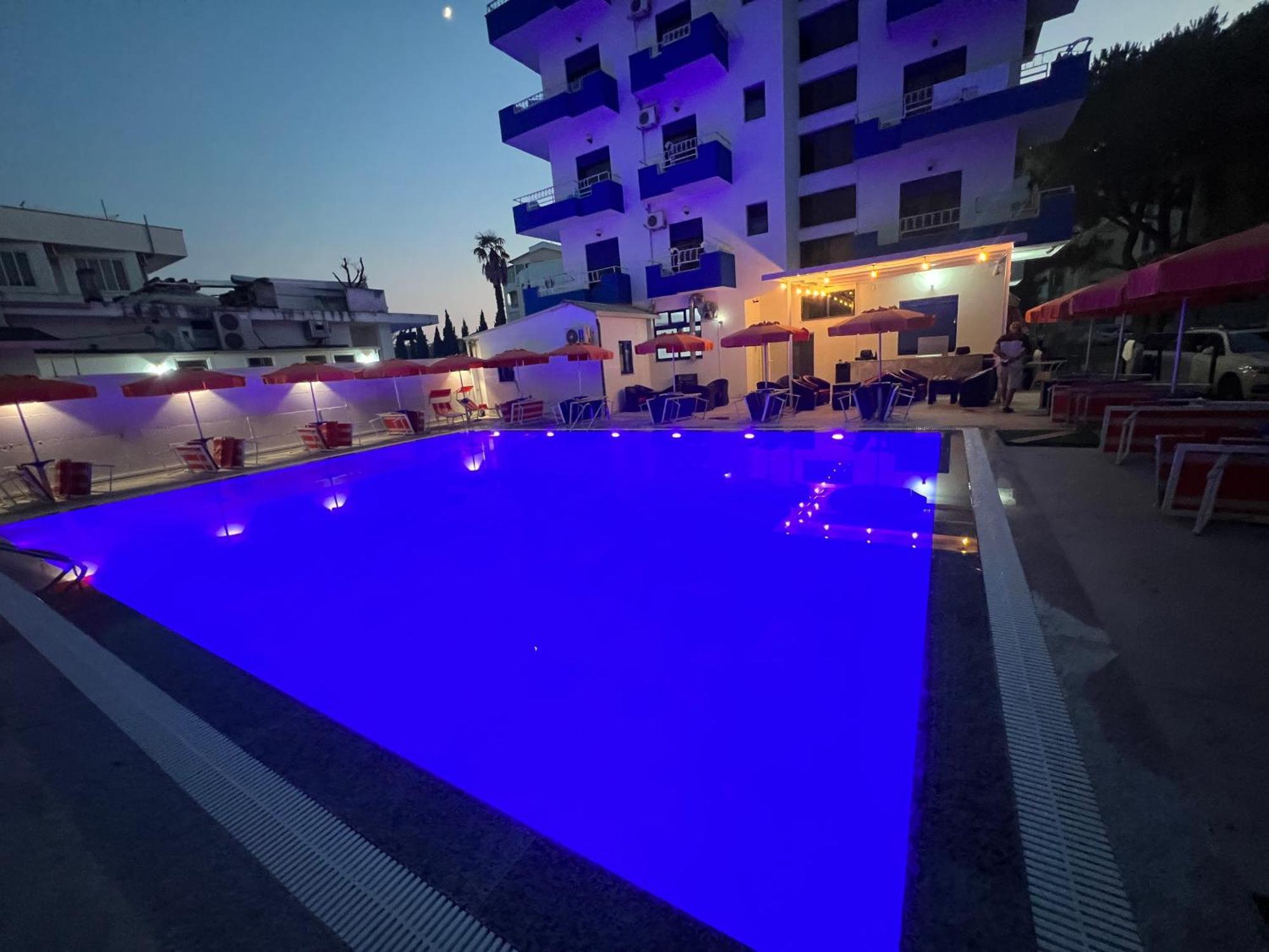 Blue Balcony Hotel Golem  Luaran gambar